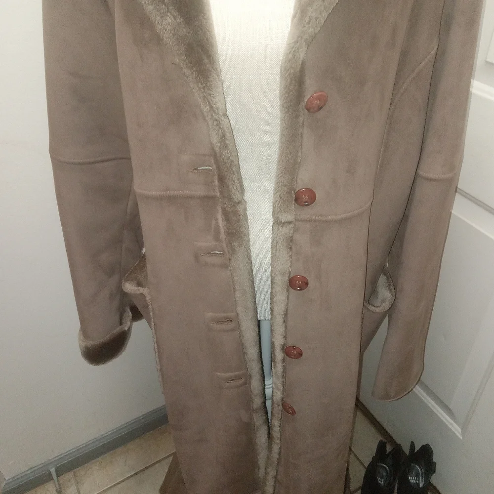 Woman's  Coat - Picture 3 of 5